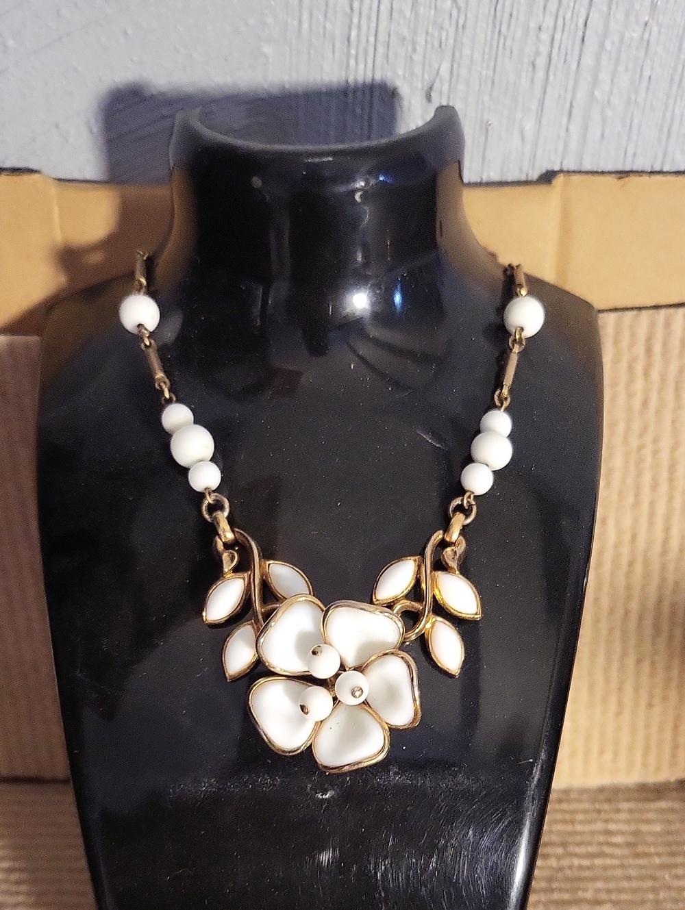 TRIFARI “Camellia” 1952 Necklace White Poured Glass Gold Alfred Philippe Crown